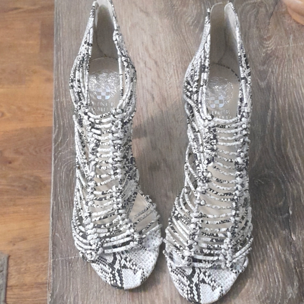 Vince Camuto snake skin 8.5 medium
